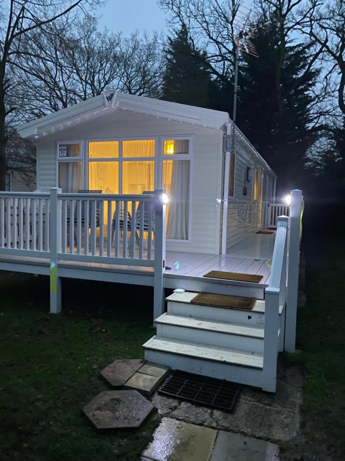 Kellys Homes 24 Willerby 2 Bedrooms Caravan * Weeley